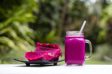 Taze smoothies dragon meyve, muz, mango ve papaya. Ada Bali, Ubud, Endonezya