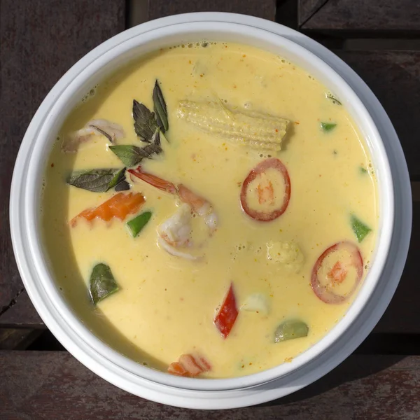 Green curry creamy soup with coconut milk, shrimp, red pepper, bean in white bowl, Thai cuisine — Stock Photo, Image