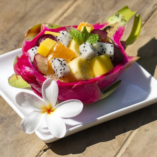 Ensalada de frutas tropicales frescas en piel de fruta de dragón - desayuno saludable, concepto de pérdida de peso. Tailandia — Foto de Stock