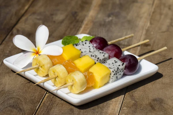 Fruta tropical fresca en pinchos en plato blanco - desayuno saludable, concepto de pérdida de peso. Tailandia —  Fotos de Stock