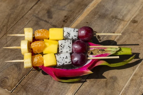 Frutas tropicales frescas en brochetas en piel de fruta de dragón - desayuno saludable, concepto de pérdida de peso. Tailandia — Foto de Stock