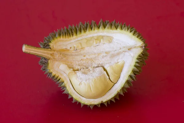 Król owoców w Azji, durian, na czerwonym tle — Zdjęcie stockowe
