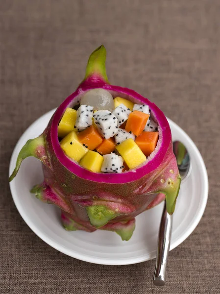 Fresh tropical fruit salad in dragon fruit skin - healthy breakfast, weight loss concept , close up — Stock Photo, Image