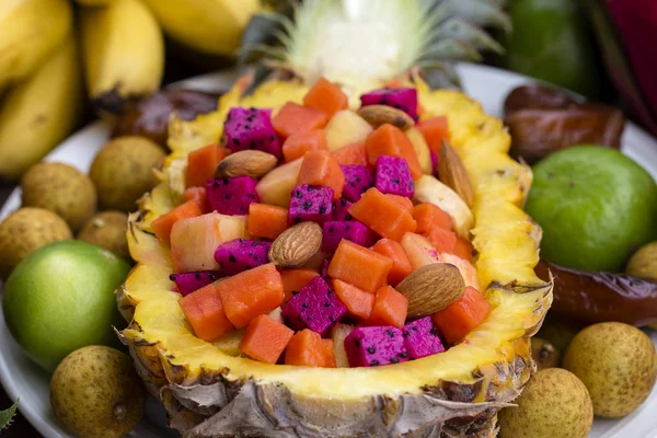 Insalata di frutta tropicale fresca ripiena di ananas - colazione sana, concetto di perdita di peso, primo piano — Foto Stock