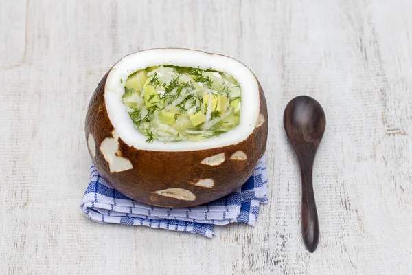 Cuenco de coco con okroshka - sopa tradicional de verano en Ucrania, Bielorrusia y Rusia. De cerca. — Foto de Stock