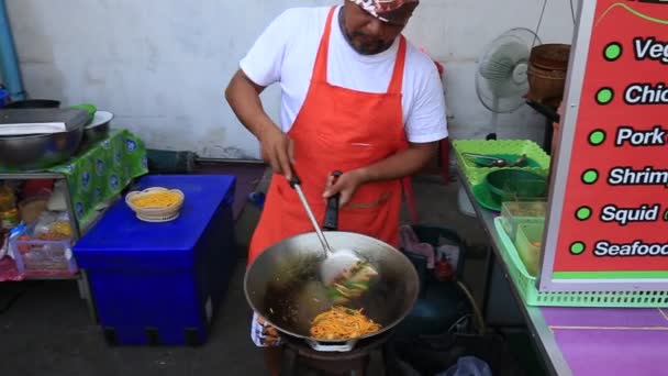 Таїланд Лютого 2018 Вулиці Харчування Невідомий Чоловік Готувати Pad Тайський — стокове відео