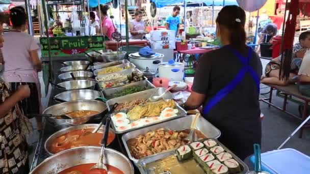 Таїланд Лютого 2018 Вулиця Торгівлі Тайська Постачальника Готує Продає Продукти — стокове відео