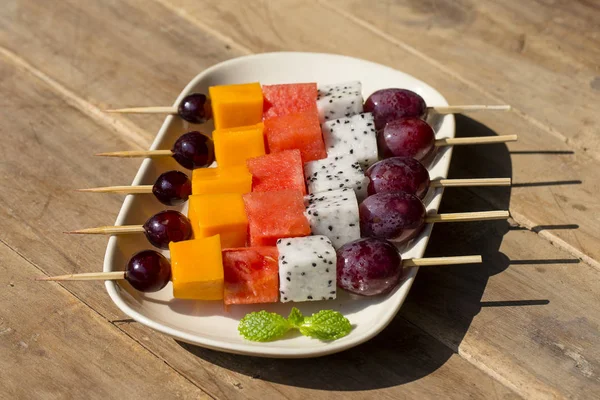 Frische tropische Früchte auf Spießen in weißem Teller - gesundes Frühstück, Abnehmkonzept. Thailand — Stockfoto