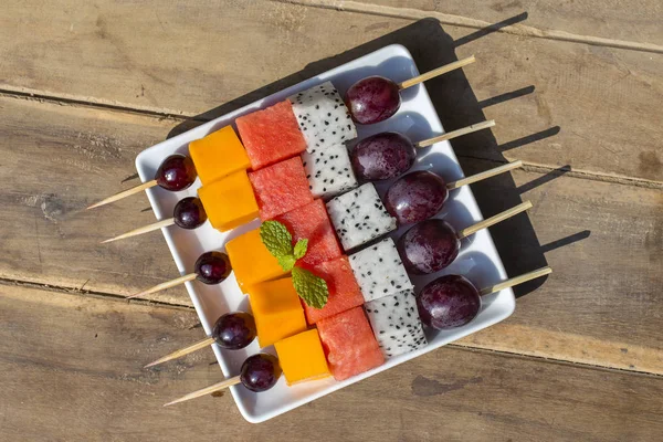 Fruits tropicaux frais sur brochettes dans une assiette blanche - petit déjeuner sain, concept de perte de poids. Thaïlande — Photo