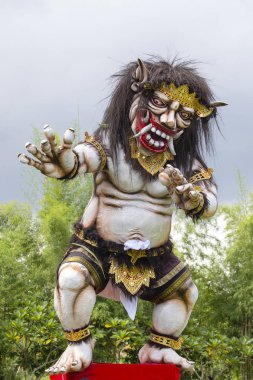 Hatta Nyepi gün Bali Adası, Endonezya gerçekleşir Ngrupuk gösteri için inşa Ogoh-ogoh heykeli