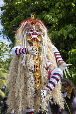 Hatta Nyepi gün Bali Adası, Endonezya gerçekleşir Ngrupuk gösteri için inşa Ogoh-ogoh heykeli