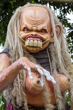 Hatta Nyepi gün Bali Adası, Endonezya gerçekleşir Ngrupuk gösteri için inşa Ogoh-ogoh heykeli