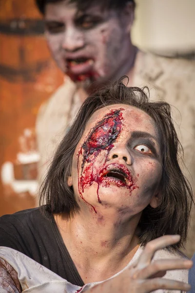 Thais meisje deelneemt aan Fox Thaise The Walking Dead seizoen 5 Marathon verkleed als zombies, Bangkok, Thailand — Stockfoto