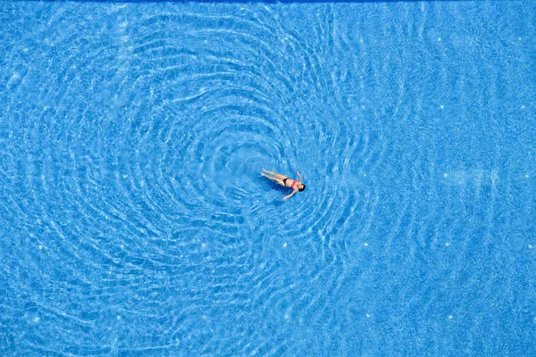 Frauen schwimmen im Schwimmbad des Hotels. Ansicht von oben. Truthahn — Stockfoto