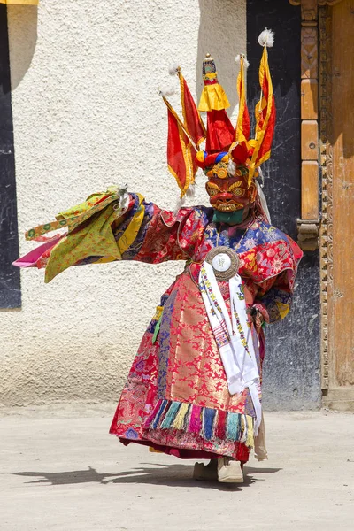 Buddhist lamas dressed in mystical mask dancing Tsam mystery dance in time of Yuru Kabgyat Buddhist festival at Lamayuru Gompa, Ladakh, North India — Stock Photo, Image