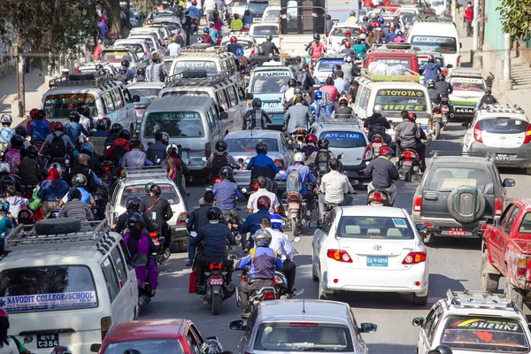 Vista do engarrafamento no dia em Katmandu, Nepal. Engarrafamento de tráfego lotado estrada na cidade — Fotografia de Stock