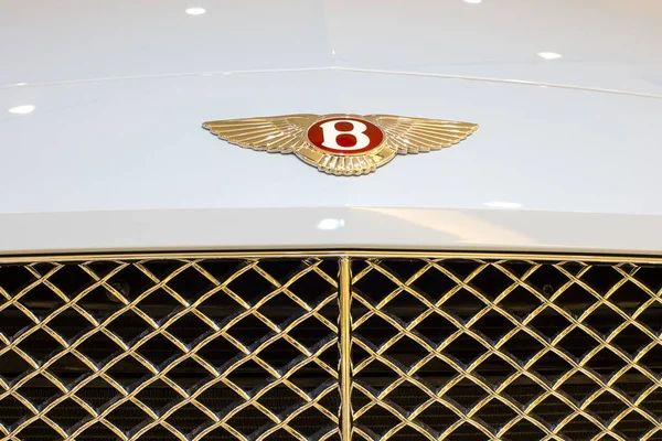Zbliżenie na Bentley logo sport samochód salonu w centrum handlowe Siam Paragon w Bangkok, Tajlandia — Zdjęcie stockowe