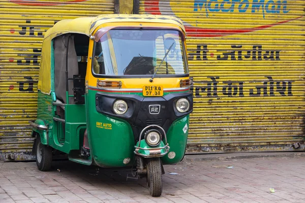 Auto risciò taxi su una strada a Nuova Delhi, India — Foto Stock