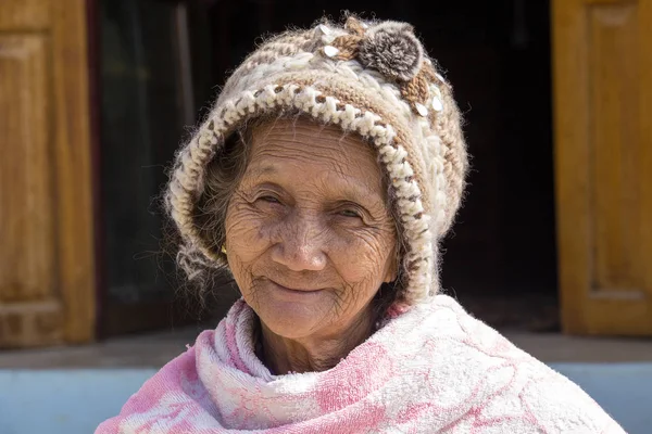 Porträt einer alten Frau auf dem Markt, aus nächster Nähe. inle lake, burma, myanmar — Stockfoto