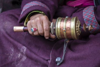 Eski eller dua Budist tekerlek bir Hemis Manastırı, Leh bölge, Ladakh, Jammu and Kashmir, Kuzey Hindistan tutan bir Tibet kadının