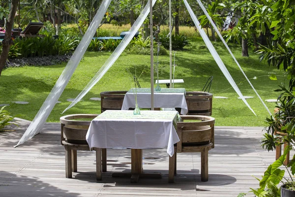 Mesa y sillas en jardín tropical. Isla Bali, Ubud, Indonesia —  Fotos de Stock