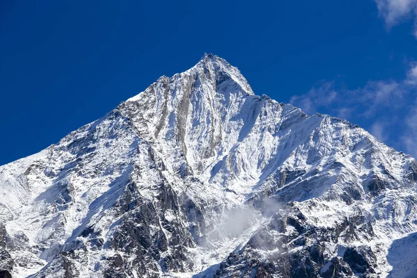 Cima di montagna, regione dell'Annapurna, Nepal. Alba in montagna. Bellissimo paesaggio in Himalaya — Foto Stock