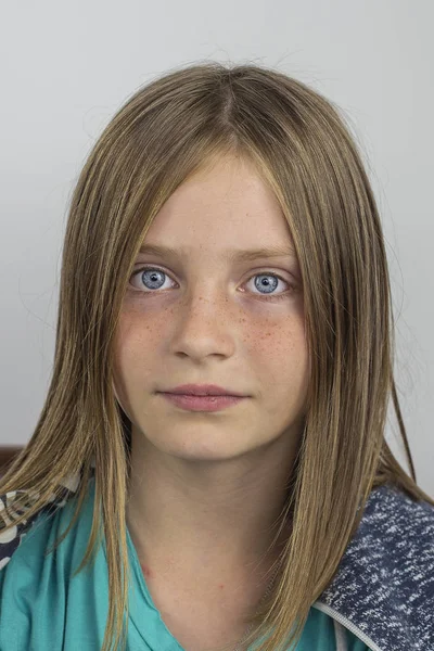 Close-up van jong meisje, kijken naar de camera, portret kinderen — Stockfoto