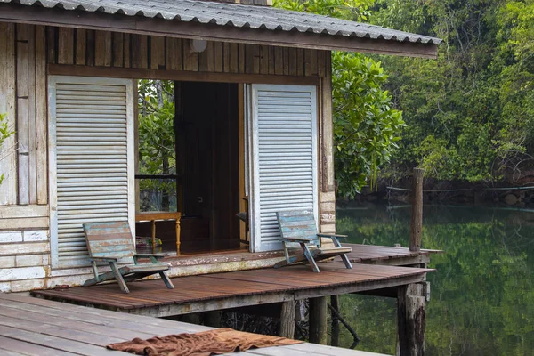 Деревянная терраса или балкон с двумя стульями рядом с пляжем, Таиланд — стоковое фото