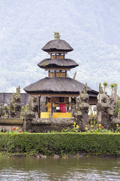 Храм Pura Ulun Danu Bratan на острове Бали. Индуистский храм в цветах на озере Бератан, Азия — стоковое фото