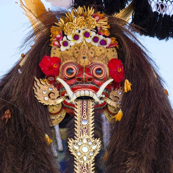 Tradycyjne Balijski Barong maska na ulicy ceremonii w wyspie Bali, Indonezja — Zdjęcie stockowe