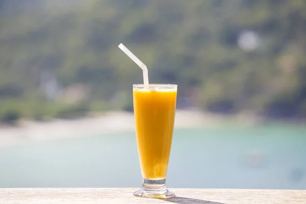 Manga orgânica fresca agitar no restaurante tailandês na praia perto do mar, Tailândia. Fechar — Fotografia de Stock