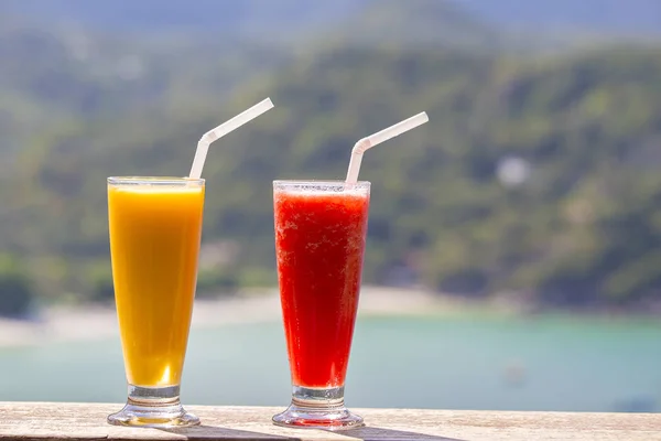 Deux shake bio frais de mangue et de pastèque dans le restaurant thaï sur la plage près de la mer, en Thaïlande. Gros plan — Photo