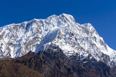 Dağ tepe, Annapurna bölge, Nepal. Dağ güneş doğuyor. Himalayalar güzel manzara