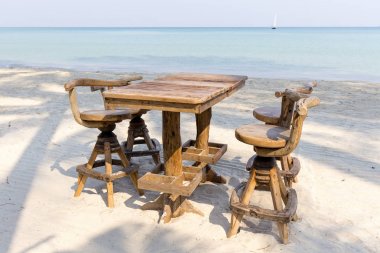 Tablo ve tropikal Plajı deniz suyu, Tayland ahşap sandalyeler. Yakın çekim