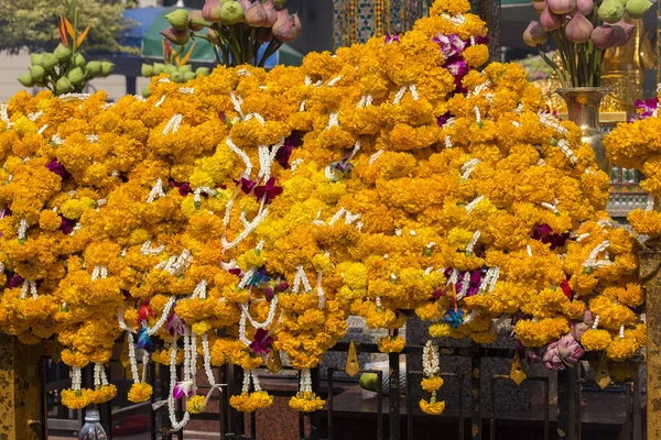 Virágok marigolds háttérben a buddhista templom, Bangkok, Thaiföld — Stock Fotó