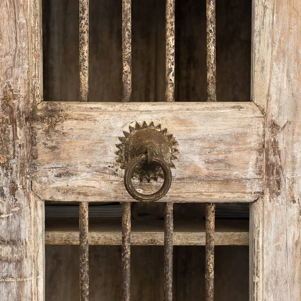 Metal handle on an old wooden door, close up — Stock Photo, Image