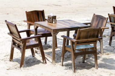Tablo ve tropikal Plajı deniz, Tayland ahşap sandalyeler. Yakın çekim
