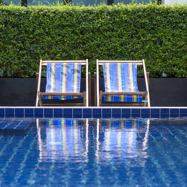 Duas espreguiçadeiras perto da piscina, Tailândia — Fotografia de Stock