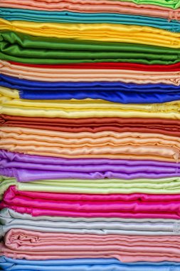 Hindistan'da açık bir semt pazarı, bez kumaş yığını