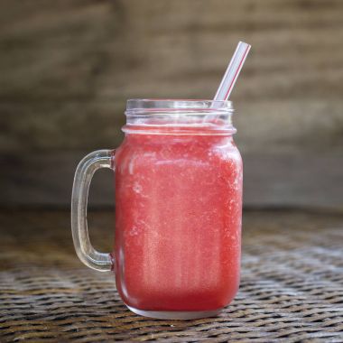 Taze organik karpuz yüzlü cam kupa, yakın çekim