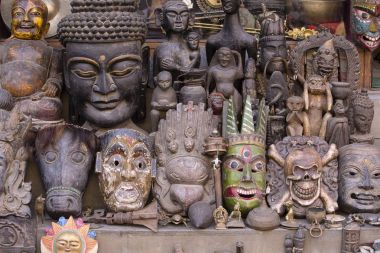 Hediyelik eşya ahşap maskeleri Nepal sokak pazarında Katmandu, Nepal