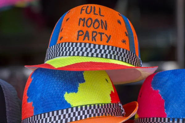 Chapeaux colorés décorés vendus sur la plage avant la fête de la pleine lune sur l'île de Koh Phangan, Thaïlande — Photo
