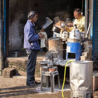 Yaşlı dilenci adam Sokağı'nda Dashashwamedh Ghat Varanasi, Uttar Pradesh, Hindistan içinde