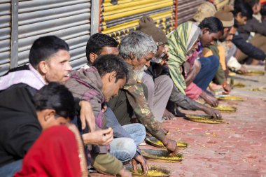 Hint fakirler Street Varanasi, Hindistan ücretsiz yemek yeme