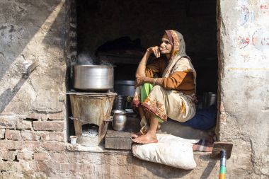 Varanasi, Uttar Pradesh, Hindistan Dashashwamedh Ghat, sokakta yaşlı dilenci kadın