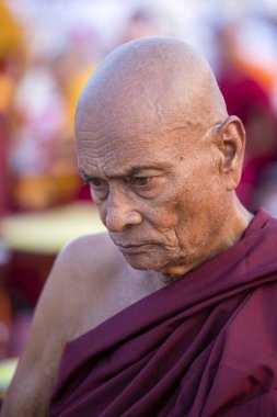 Tay rahipler sırasında Budist töreni Magha Puja günde Wat Phra Dhammakaya, Bangkok, Tayland