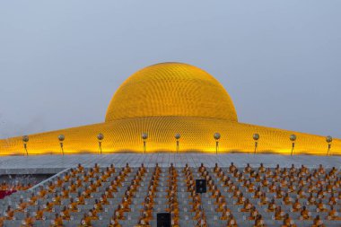 Tay rahipler sırasında Budist töreni Magha Puja günde Wat Phra Dhammakaya, Bangkok, Tayland