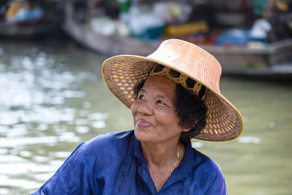 Porträtt thailändsk kvinna i Taling Chan flytande marknad, Bangkok, Thailand — Stockfoto