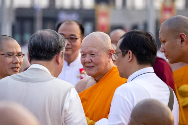 Moines thaïlandais lors de la cérémonie bouddhiste Magha Puja Day à Wat Phra Dhammakaya, Bangkok, Thaïlande — Photo