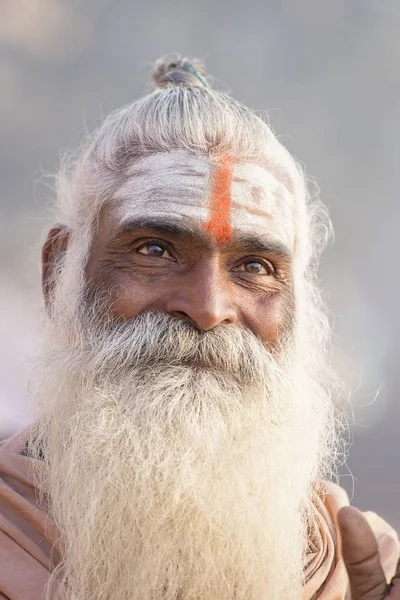 Porträtt av Shaiva Kaj, helig man på ghats av floden Ganges i Varanasi, Indien. Närbild — Stockfoto